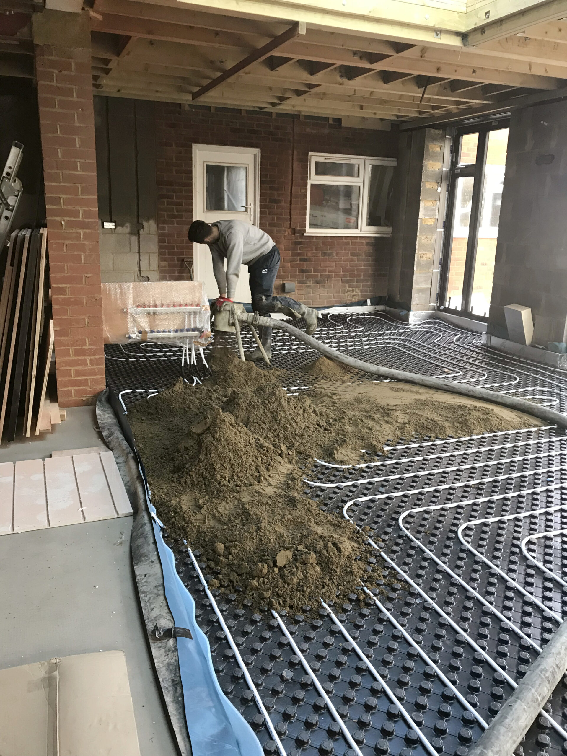 In screed wet under floor heating set into a castellated mat